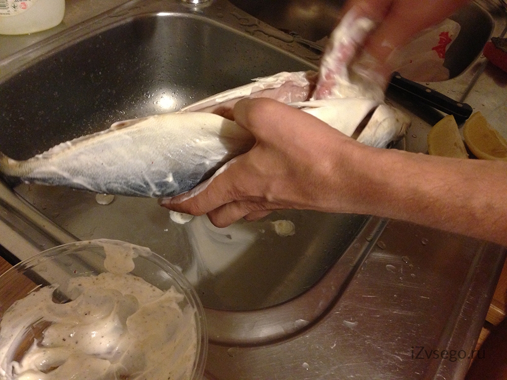 Натираем рыбу соусом